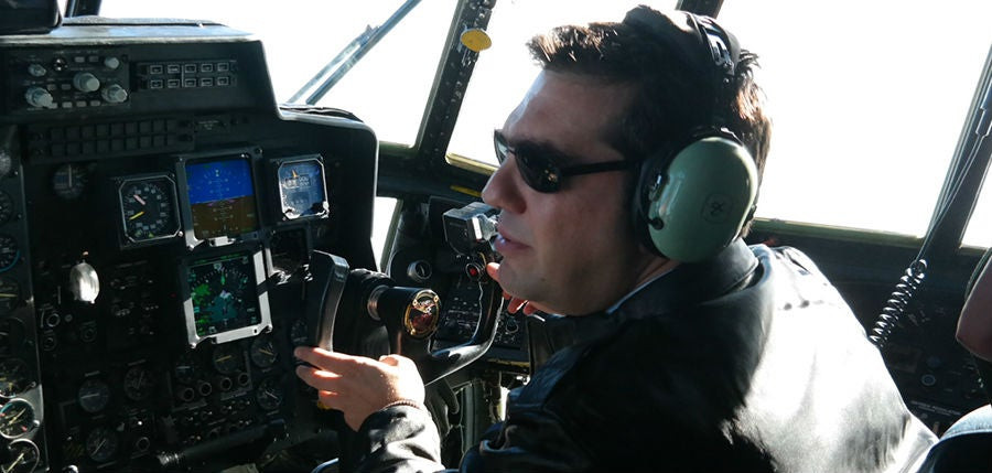 Απίστευτη πρόκληση Τσίπρα: Μετέτρεψε σε ταξί ελικόπτερο «Χιούι» για να μην χάσει τις διακοπές του – Ήρθε στην Αθήνα και πέταξε πάλι για τη Λέρο μετά το σόου στα καμένα